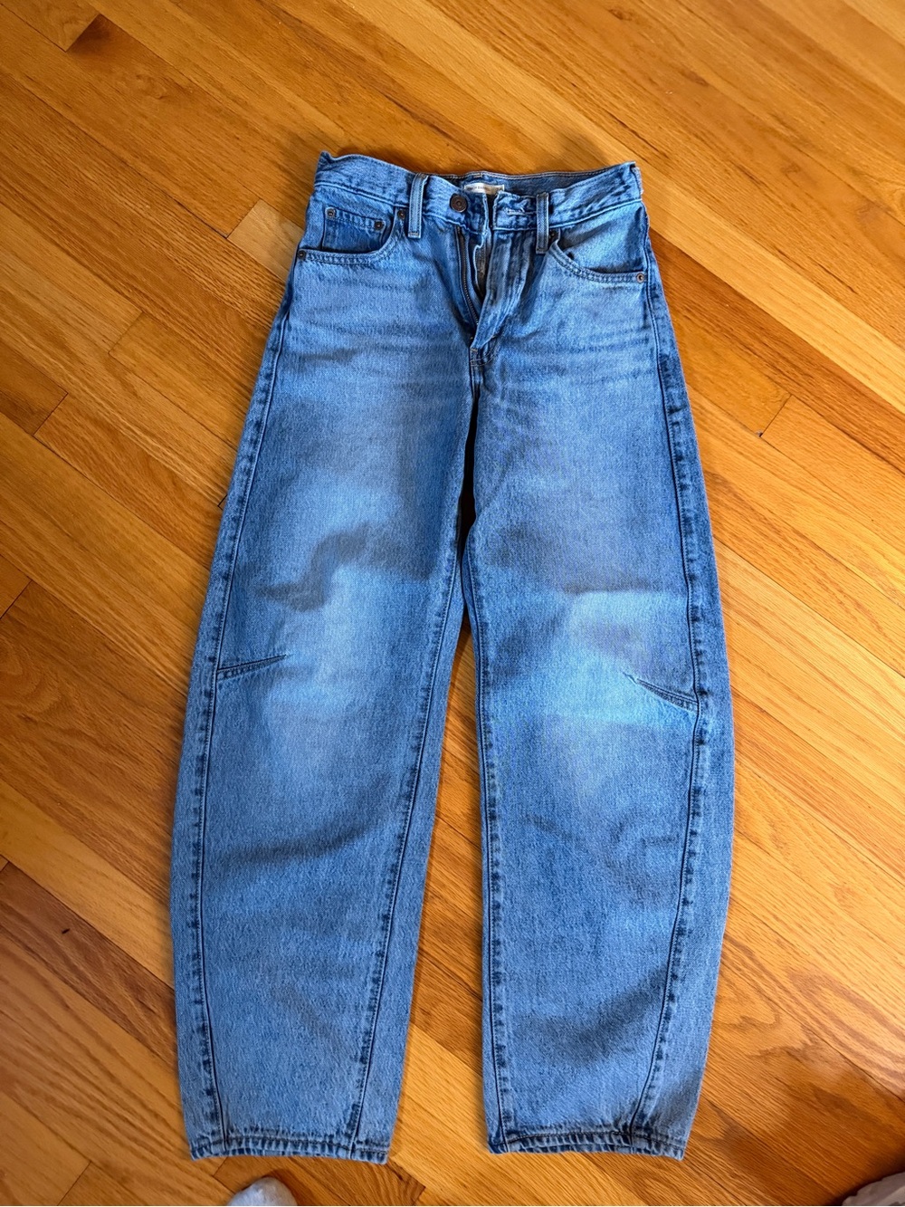 Women’s Levi’s barrel Jean cinch waist